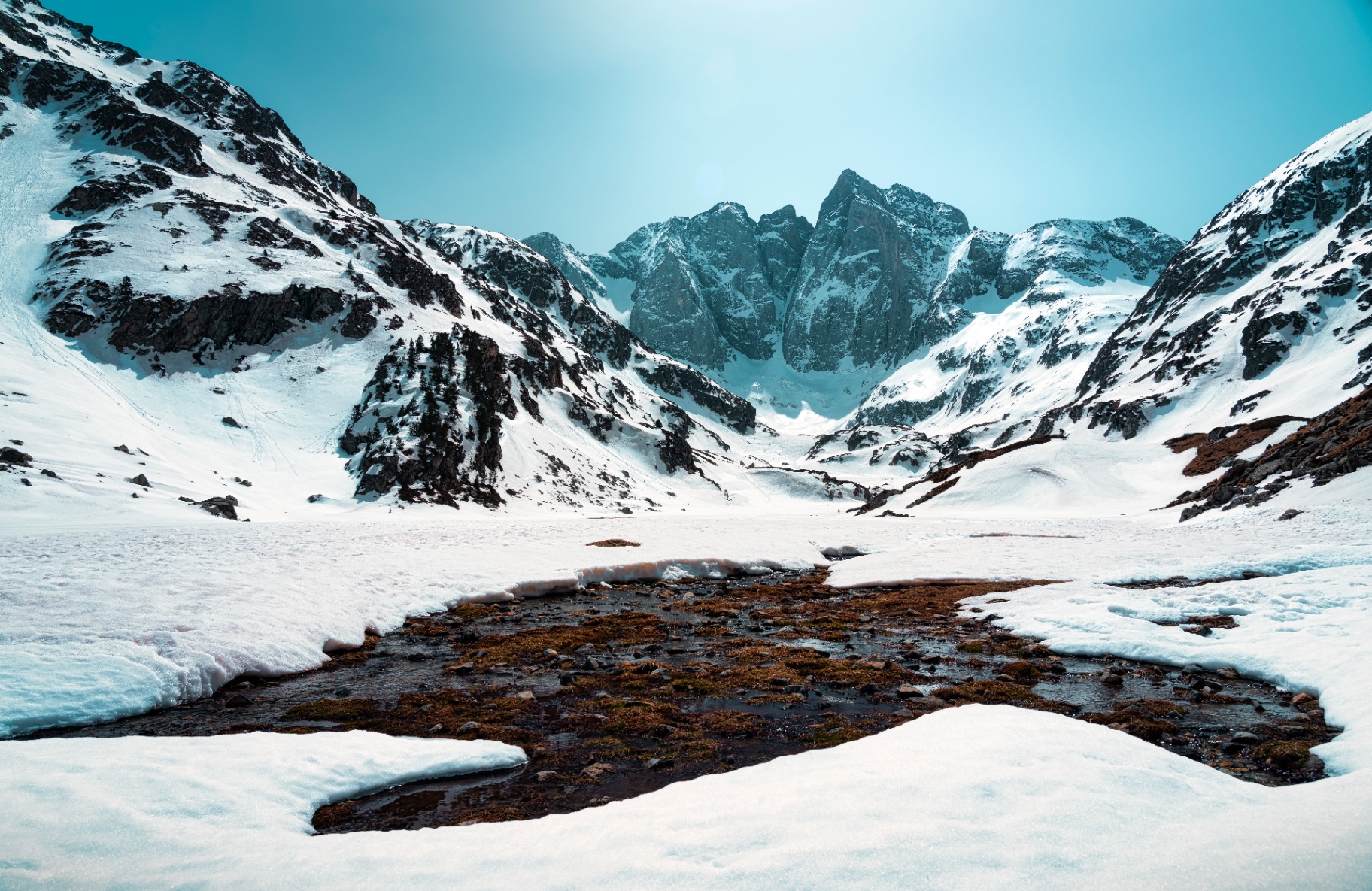 Plateau enneigé du lac de Gaube, eau sombre et cirque minéral