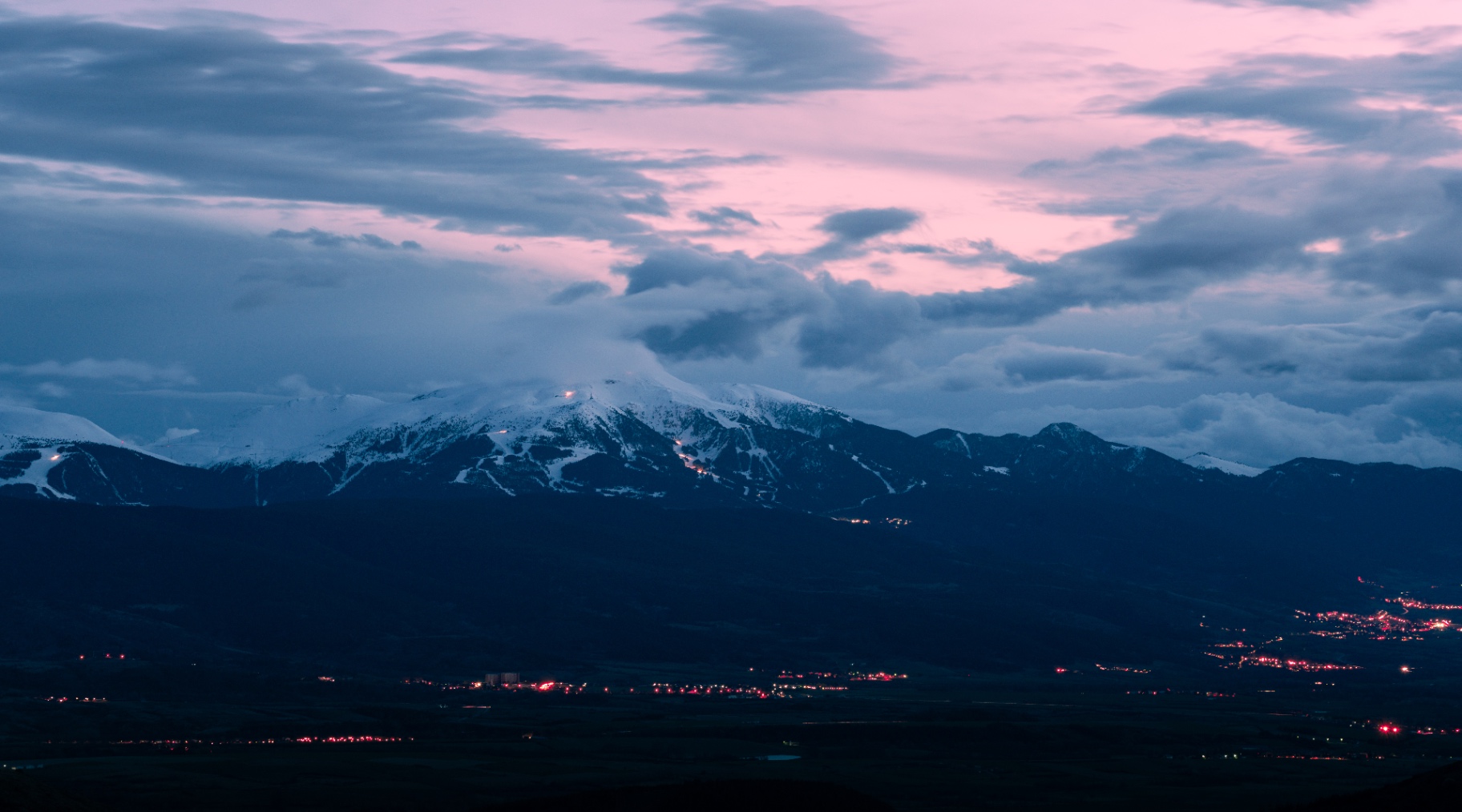 Crépuscule mauve sur les cimes enneigées de Font-Romeu