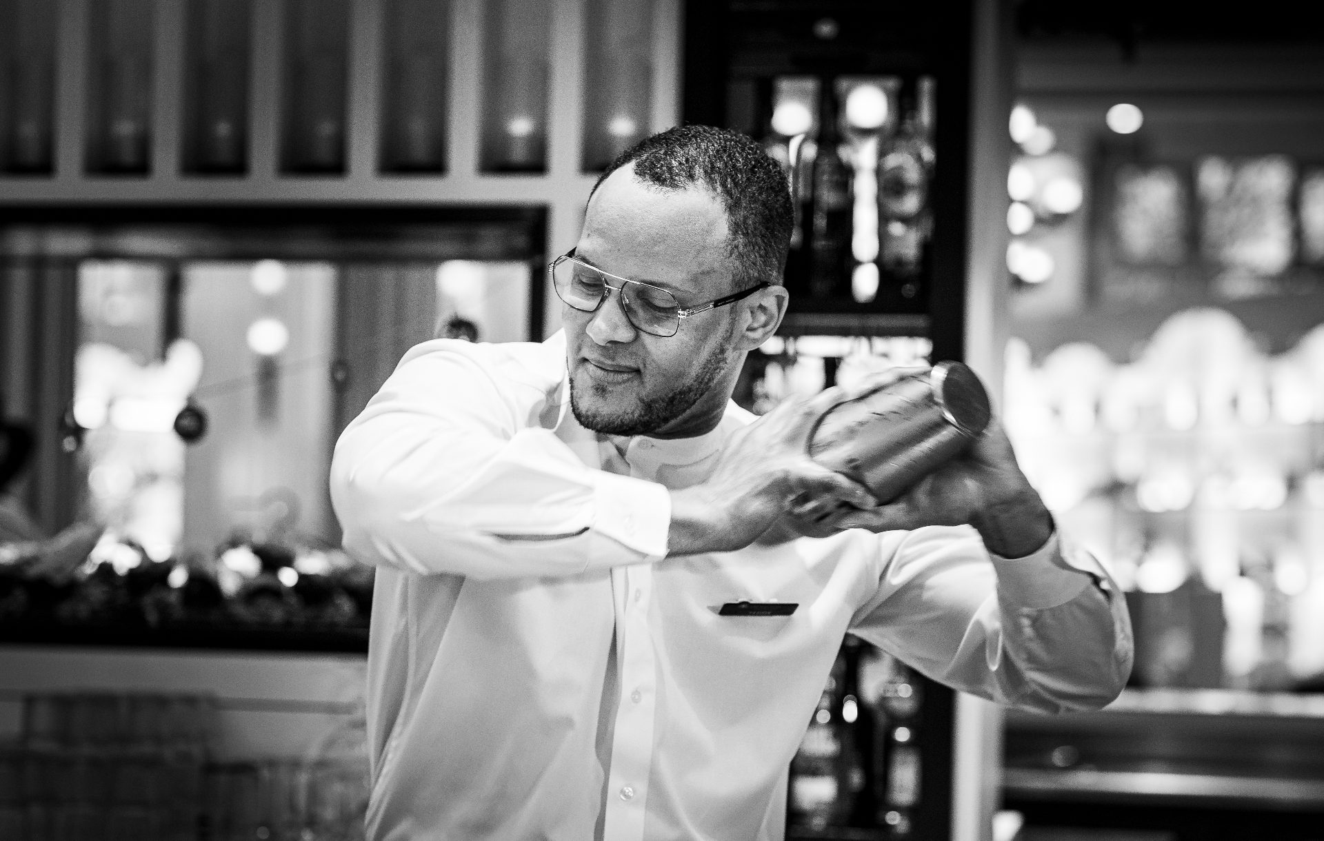 Barman au travail, reportage savoir-faire en noir et blanc