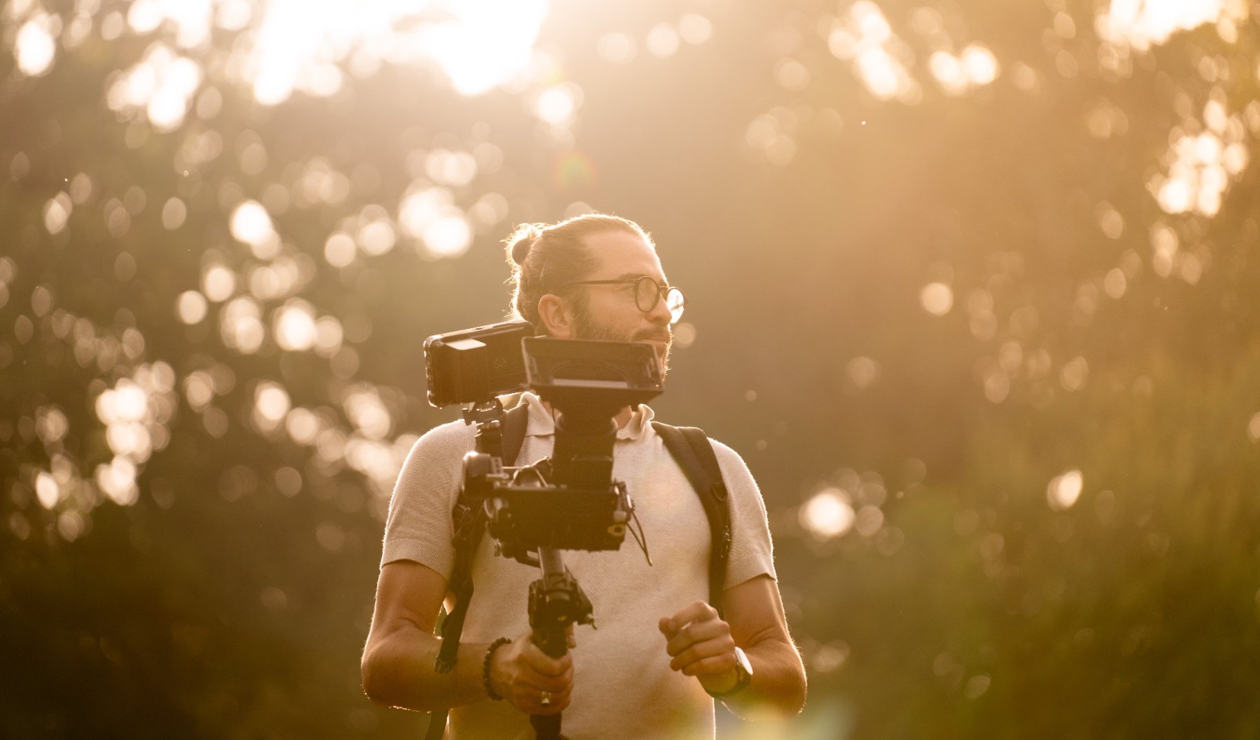 Photographe d'entreprise en reportage, boîtier en main