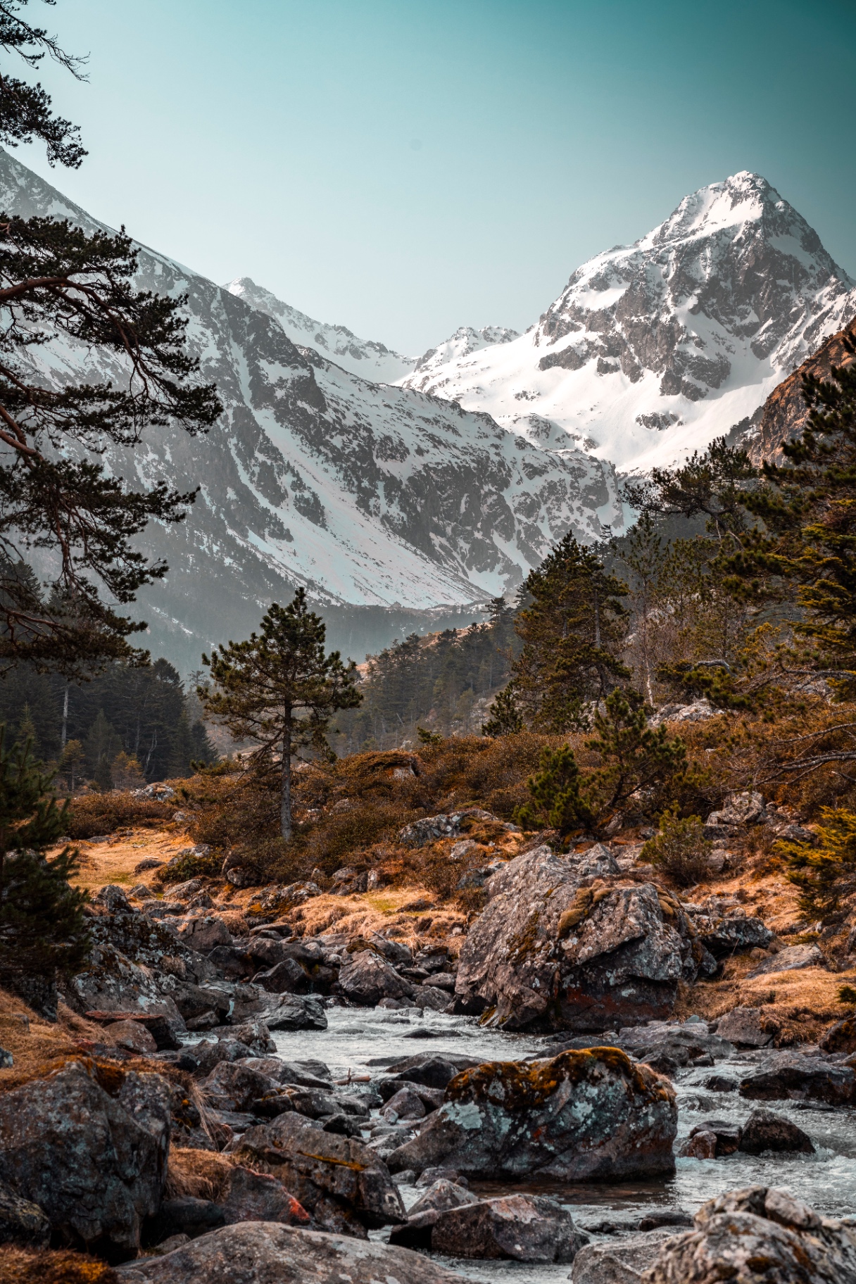 Torrent de montagne sous les pics d'Estom