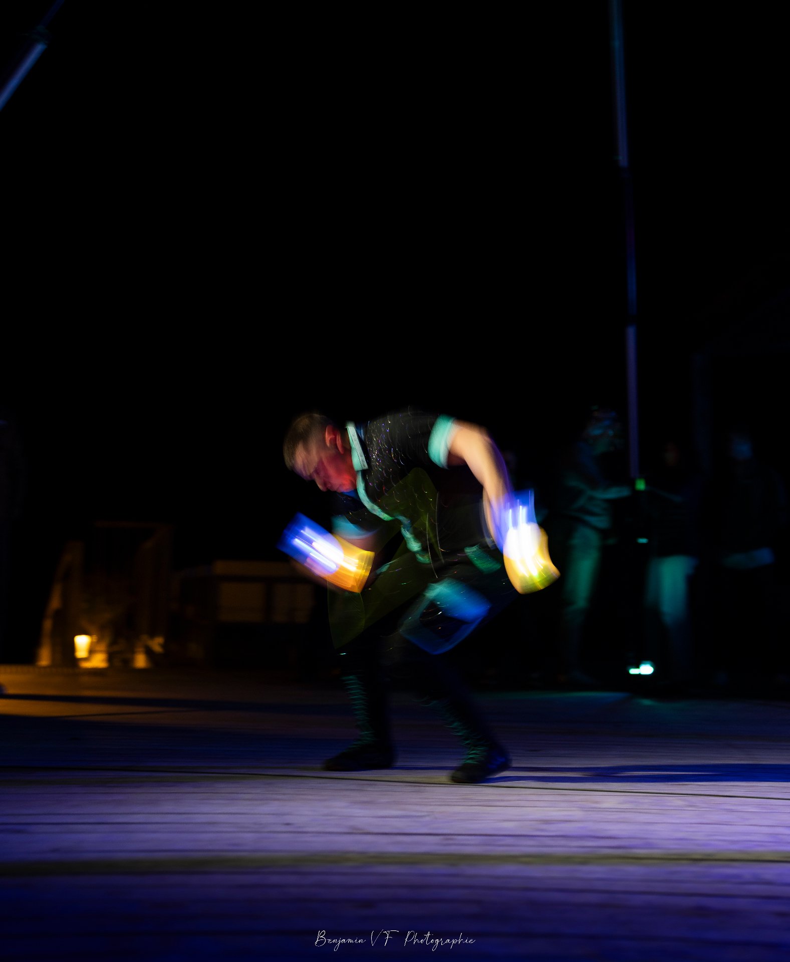 Jongleur en mouvement, filé de lumières LED