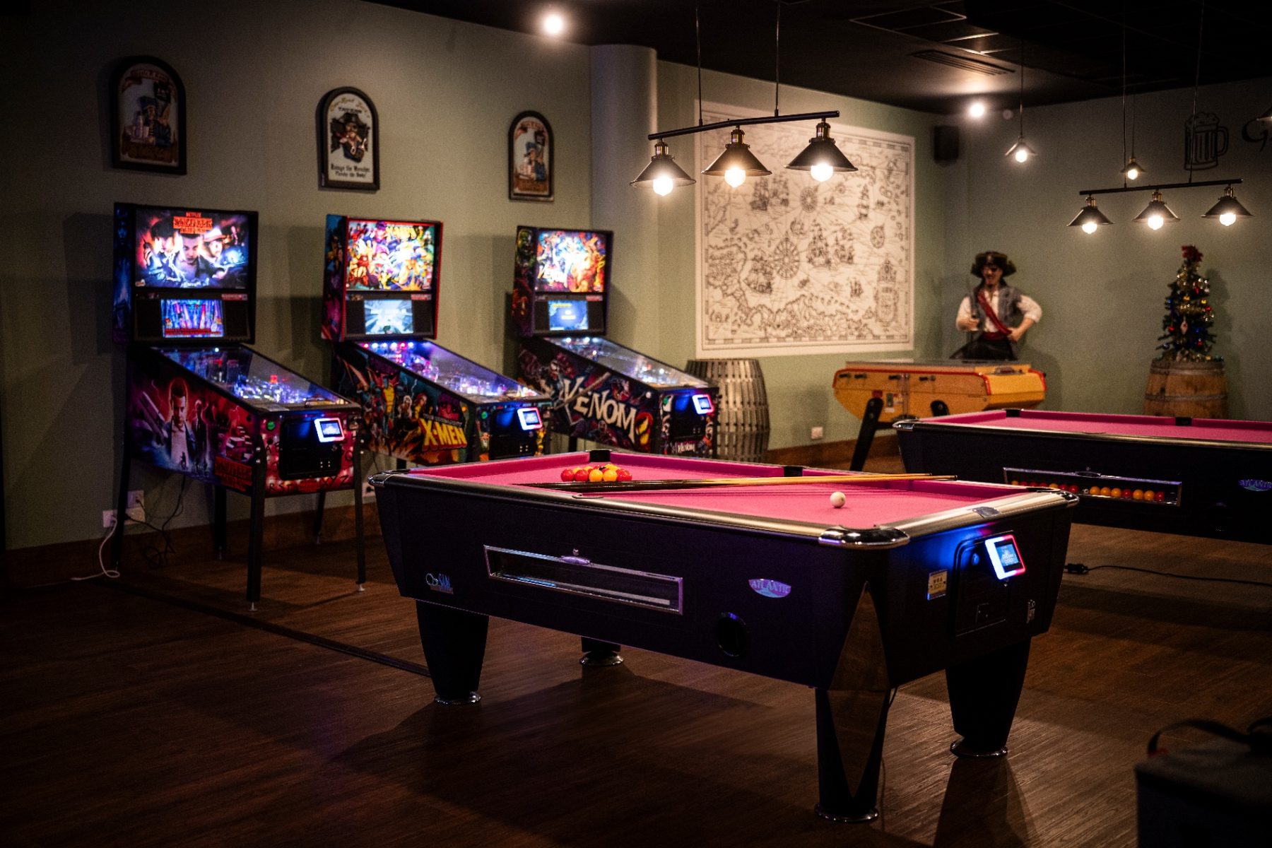 Salle de jeux, billard et flippers