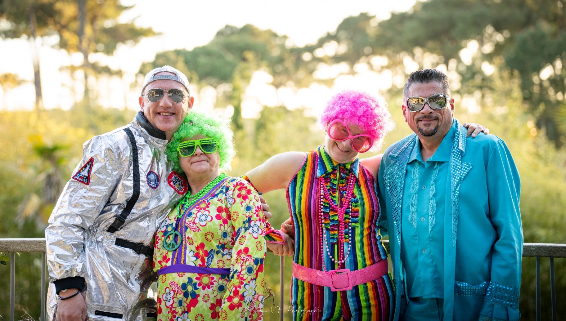 Groupe costumé, soirée à thème disco au coucher du soleil