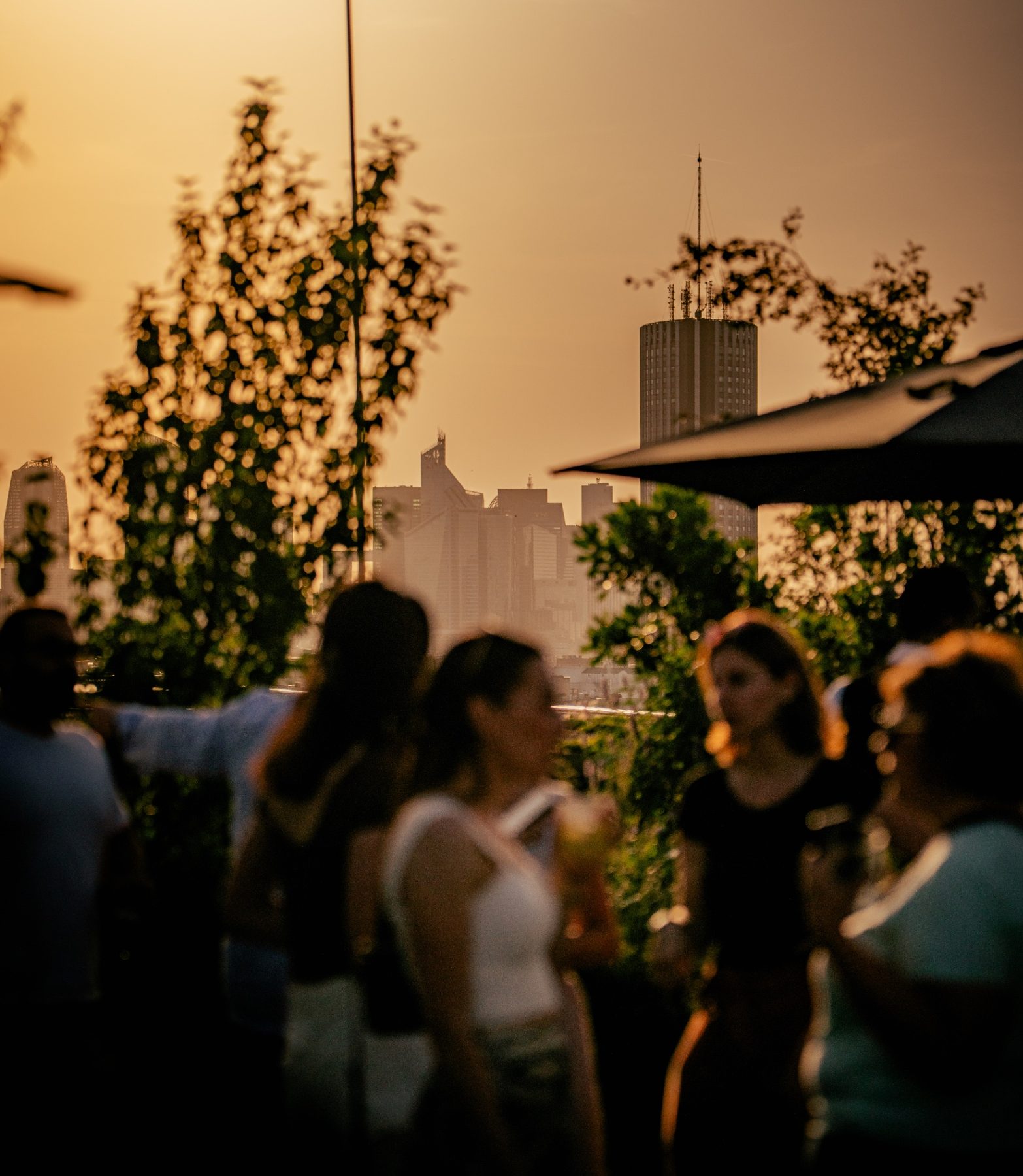 Soirée d'entreprise en rooftop au coucher du soleil